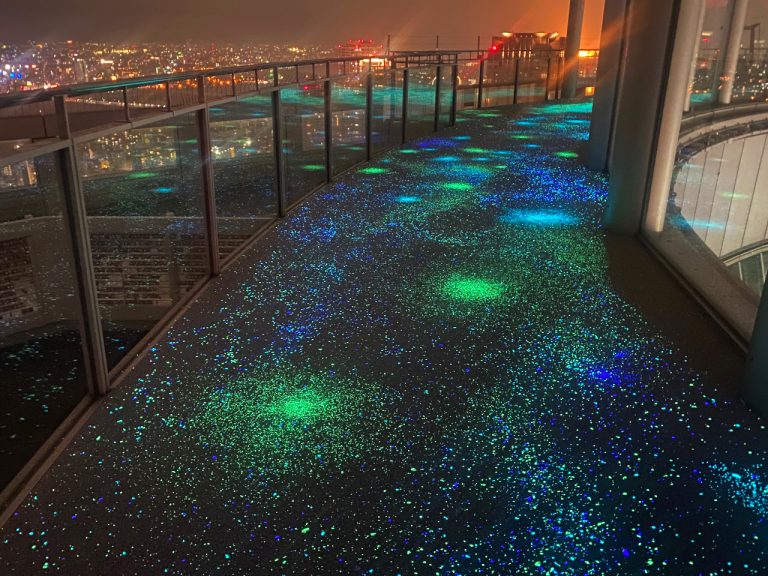 梅田スカイビル 空中庭園展望台 2023蓄光石 路面リニューアル工事 (大阪市北区)の画像2