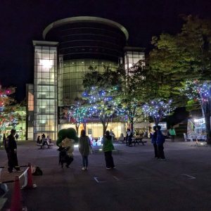 本年の大学祭「なわフェス’24」では、キャンパス内の樹木9本にカラー電球の イルミネーションの設置により、キャンパス内の楽しい雰囲気を一層華やかに彩らせて頂きました。このイルミネーションは、一般的な樹木のイルミネーション設置に 比べても消費電力を抑えたECOな取り組み、「サステナブル・イルミネーションスタイル」として注目頂いている演出です。