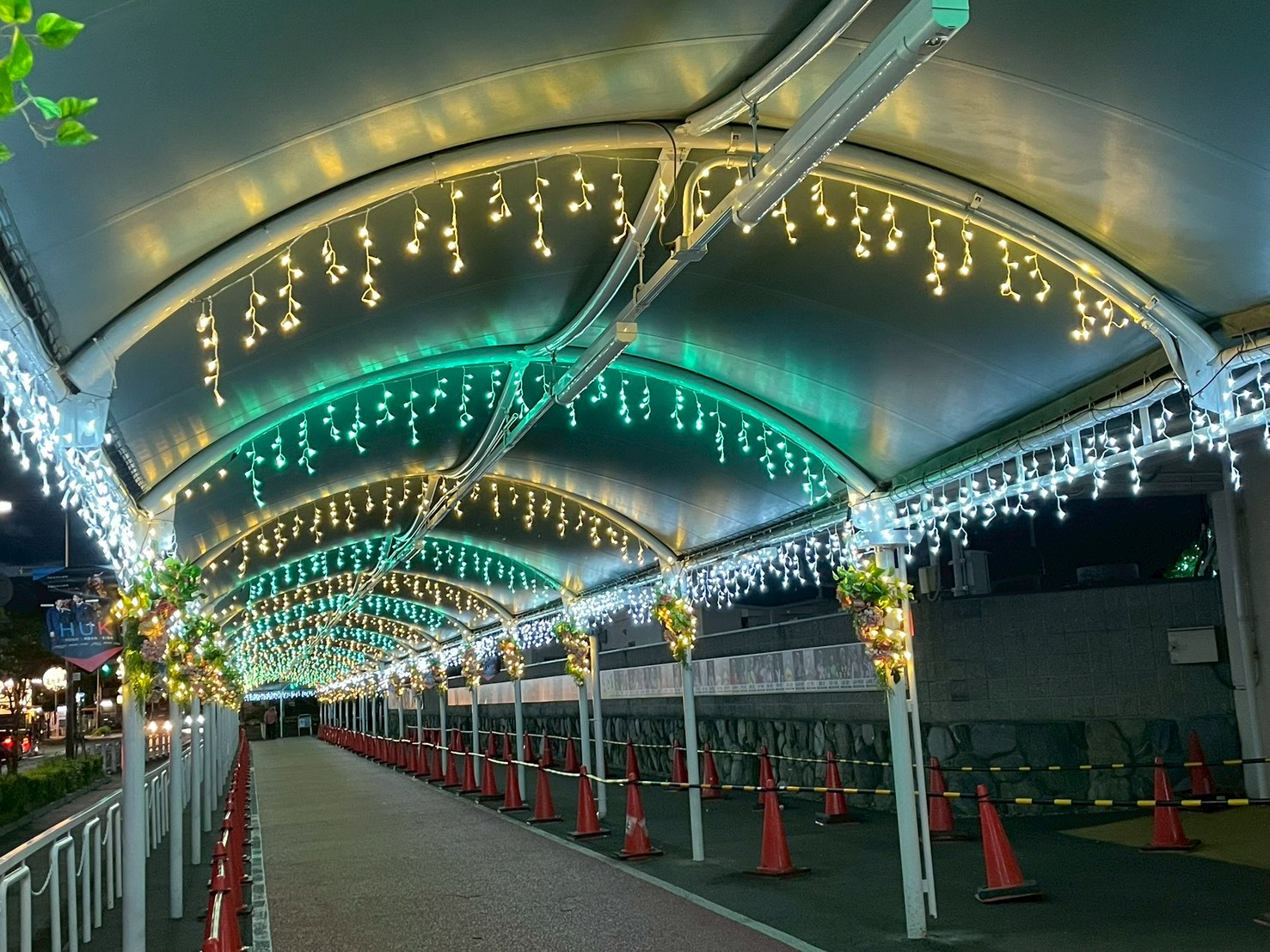HANSHIN URBAN KEIBA(旧・園田競馬場)のファン通路を彩るアクアグリーンとゴールドのアイシクルライト
