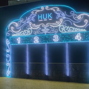 セルリアンブルーと白のLEDで装飾した出走ゲート型フォトスポット