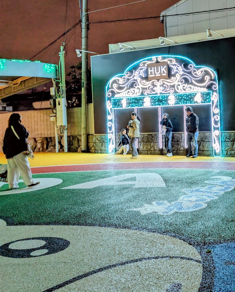 HANSHIN URBAN KEIBAの出走ゲート型イルミネーションの前で記念撮影を楽しむ来場者