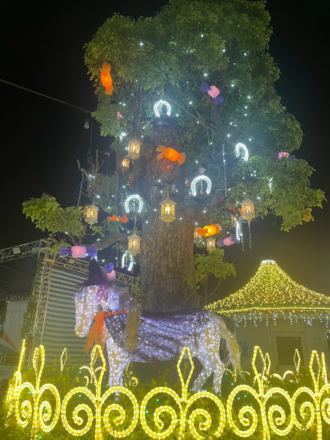 園田競馬場HUKの白馬と樹木 を彩るハロウィンイルミネーション