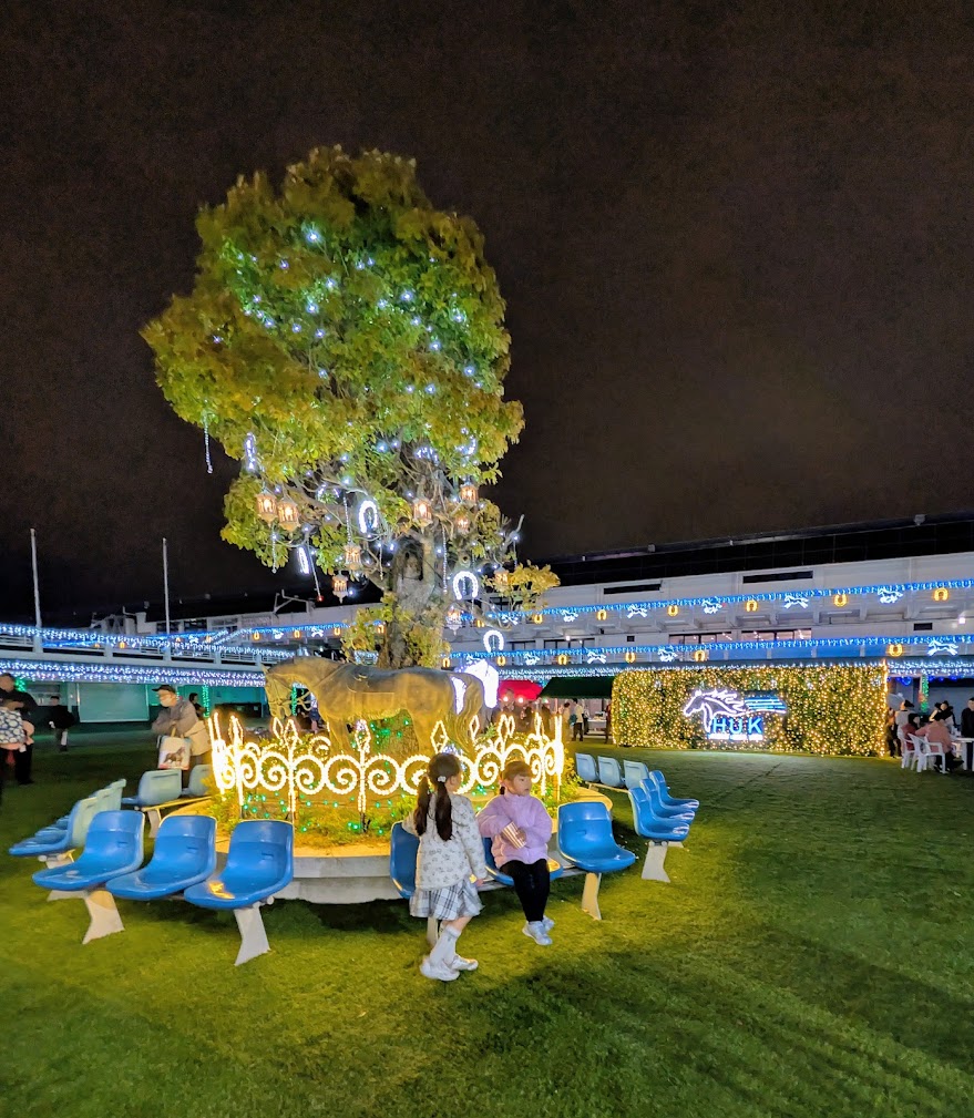 中央広場の白馬オブジェと光るシンボルツリーを楽しむ子どもたち